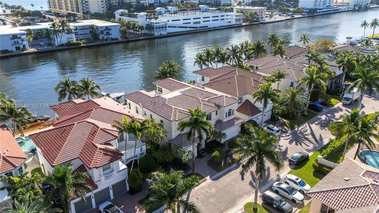 For Sale: $4,100,000 (5 beds, 6 baths, 4882 Square Feet)