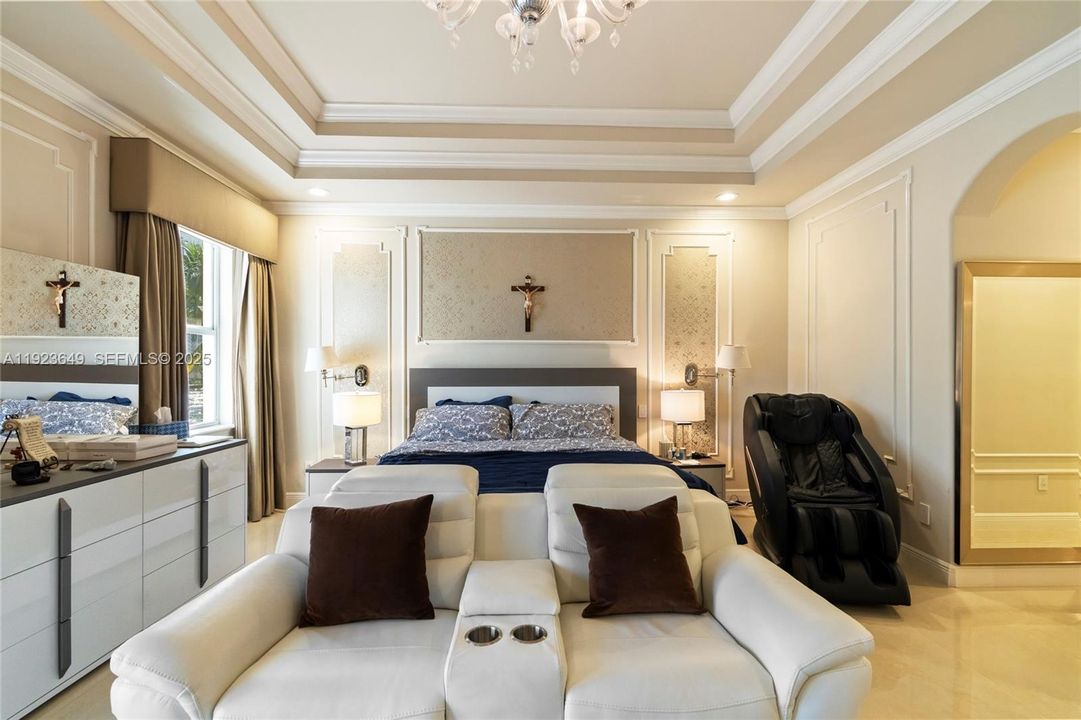 For Sale: $4,100,000 (5 beds, 6 baths, 4882 Square Feet)