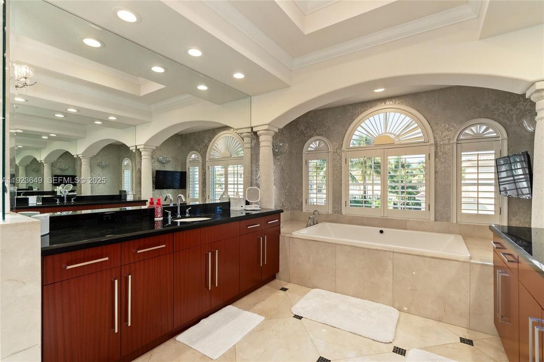 For Sale: $4,100,000 (5 beds, 6 baths, 4882 Square Feet)