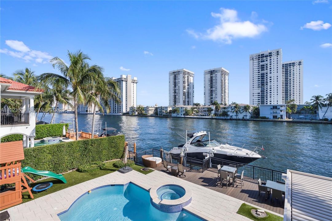 For Sale: $4,100,000 (5 beds, 6 baths, 4882 Square Feet)