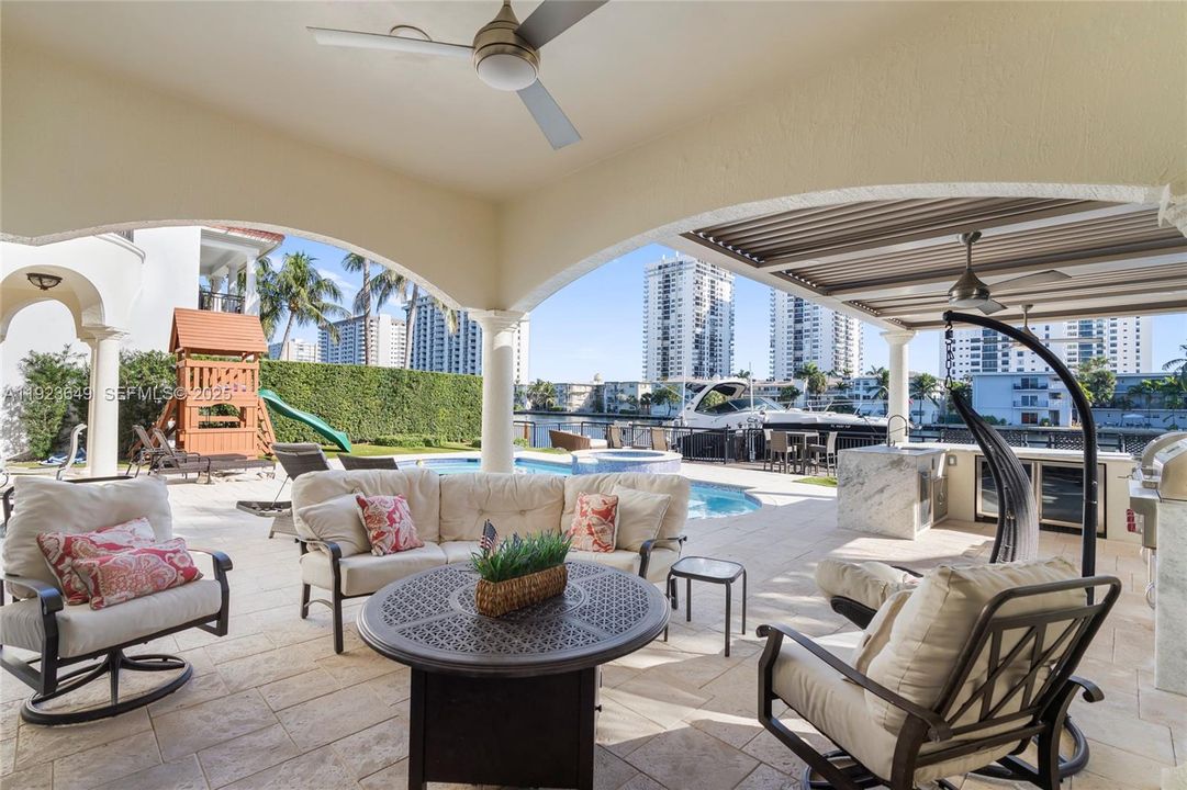 For Sale: $4,100,000 (5 beds, 6 baths, 4882 Square Feet)