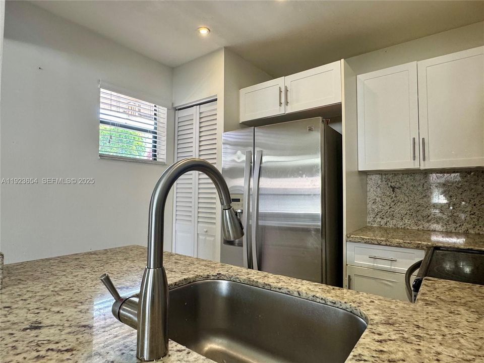 For Rent: $2,200 (2 beds, 2 baths, 750 Square Feet)