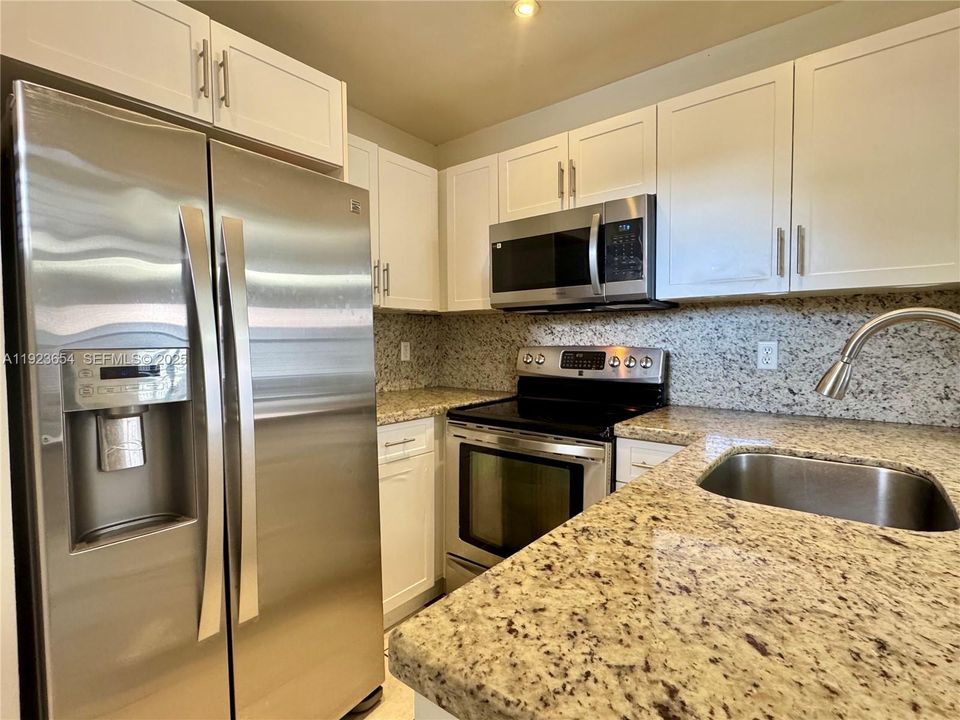 For Rent: $2,200 (2 beds, 2 baths, 750 Square Feet)