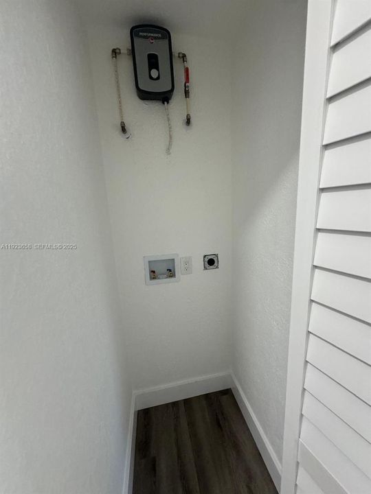 For Rent: $2,500 (3 beds, 2 baths, 1000 Square Feet)