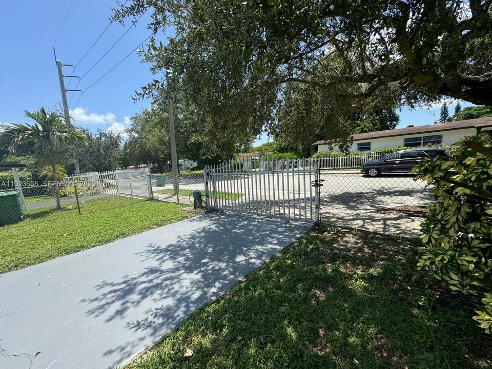 For Rent: $2,500 (3 beds, 2 baths, 1000 Square Feet)