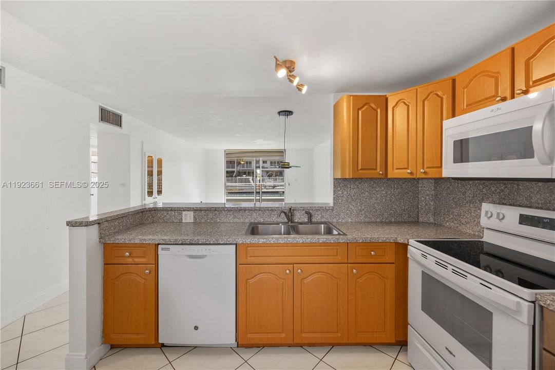 For Sale: $224,900 (2 beds, 2 baths, 1110 Square Feet)