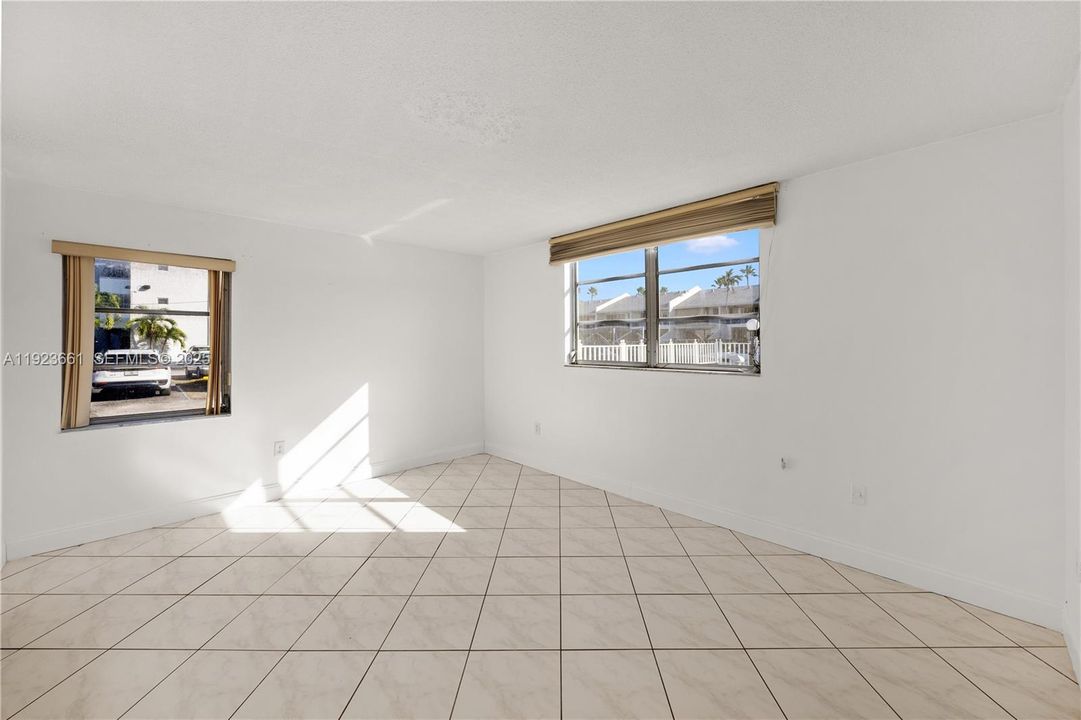 For Sale: $224,900 (2 beds, 2 baths, 1110 Square Feet)