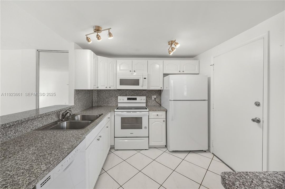 For Sale: $224,900 (2 beds, 2 baths, 1110 Square Feet)