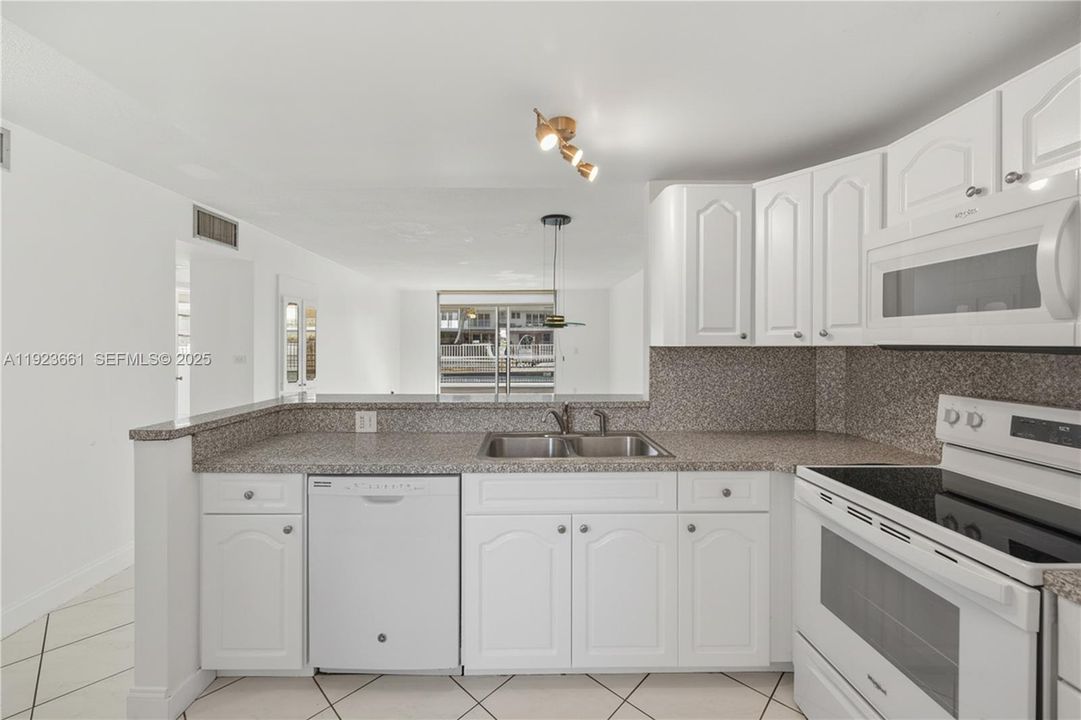 For Sale: $224,900 (2 beds, 2 baths, 1110 Square Feet)