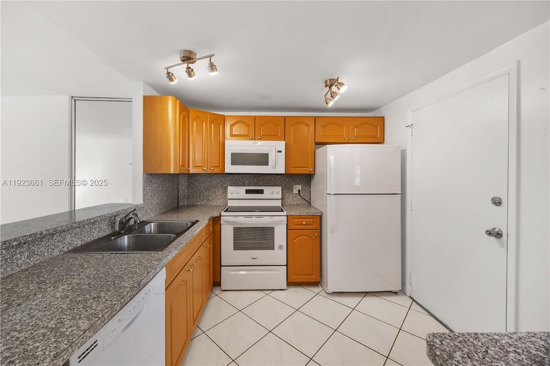For Sale: $224,900 (2 beds, 2 baths, 1110 Square Feet)