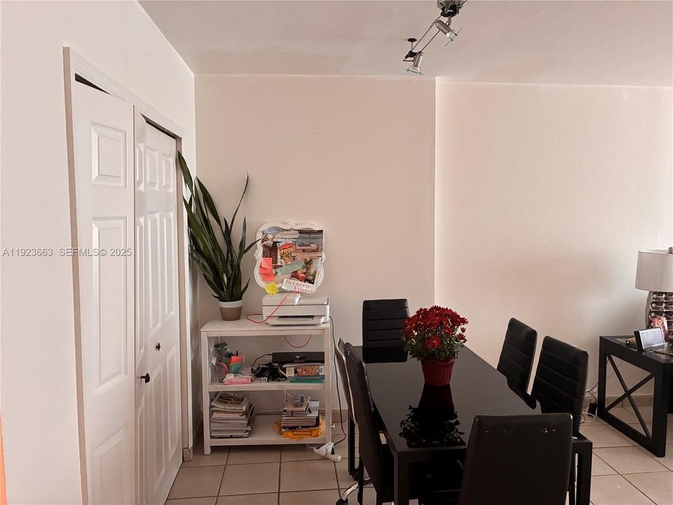 В аренду: $2,500 (1 спален, 1 ванн, 725 Квадратных фут)