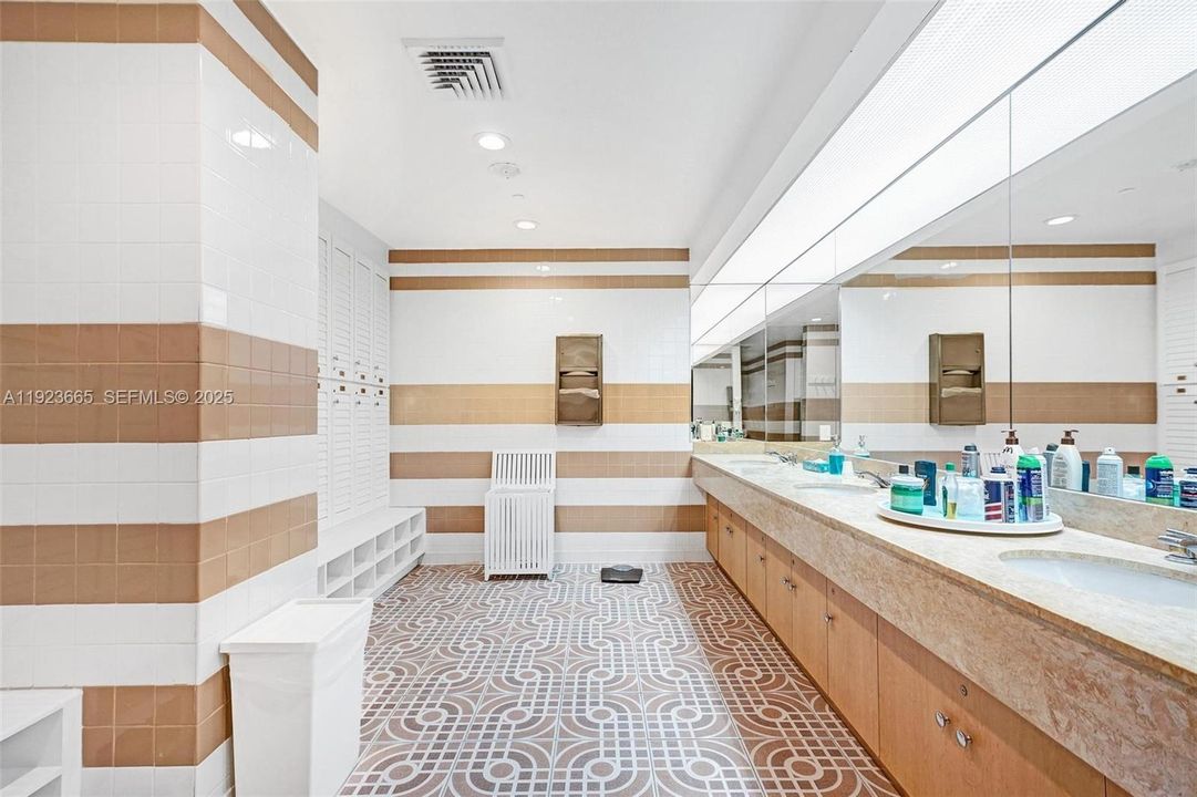 For Rent: $19,000 (2 beds, 4 baths, 3110 Square Feet)