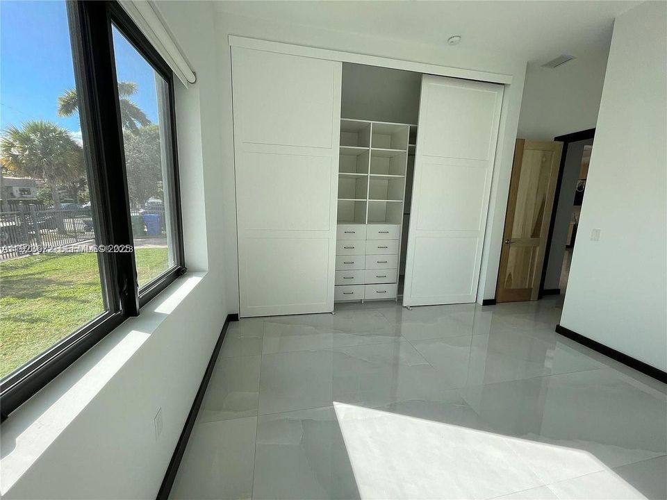 В аренду: $9,000 (4 спален, 3 ванн, 2750 Квадратных фут)