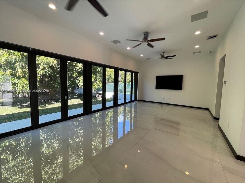 В аренду: $9,000 (4 спален, 3 ванн, 2750 Квадратных фут)