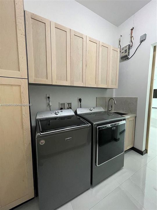 В аренду: $9,000 (4 спален, 3 ванн, 2750 Квадратных фут)