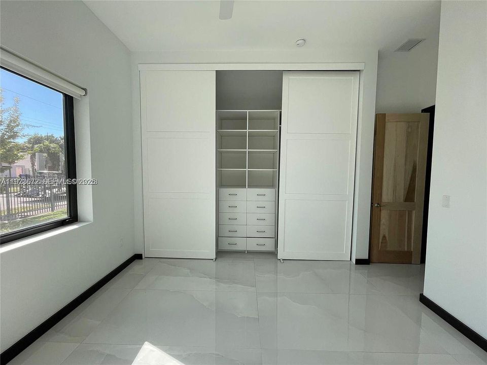 В аренду: $9,000 (4 спален, 3 ванн, 2750 Квадратных фут)