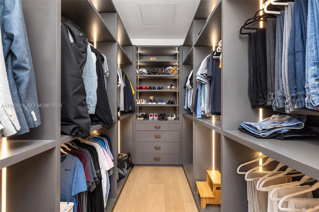 For Sale: $29,950,000 (7 beds, 6 baths, 9582 Square Feet)