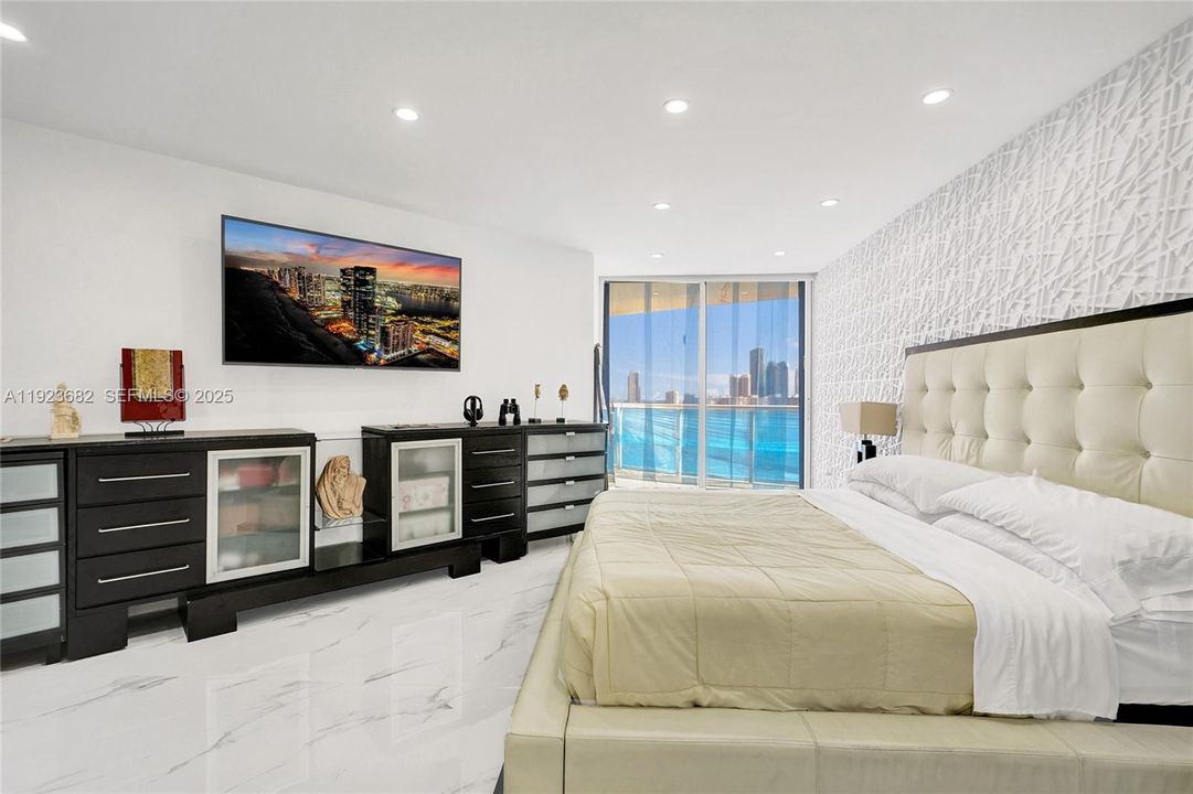 For Sale: $2,199,000 (3 beds, 4 baths, 2470 Square Feet)