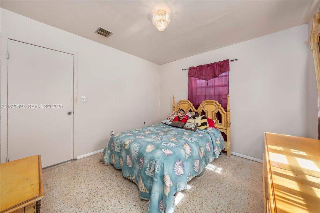 На продажу: $475,000 (3 спален, 1 ванн, 1000 Квадратных фут)