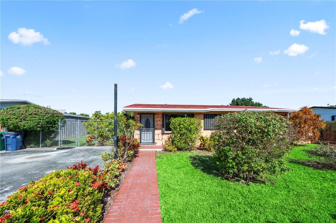 На продажу: $475,000 (3 спален, 1 ванн, 1000 Квадратных фут)