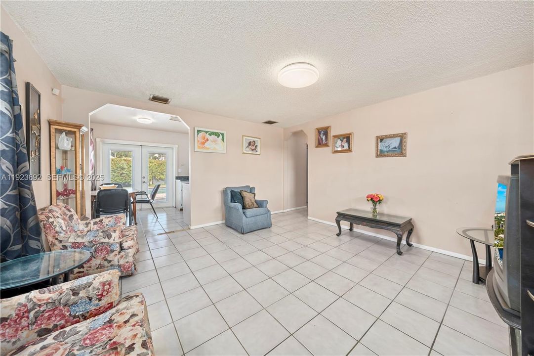 На продажу: $475,000 (3 спален, 1 ванн, 1000 Квадратных фут)