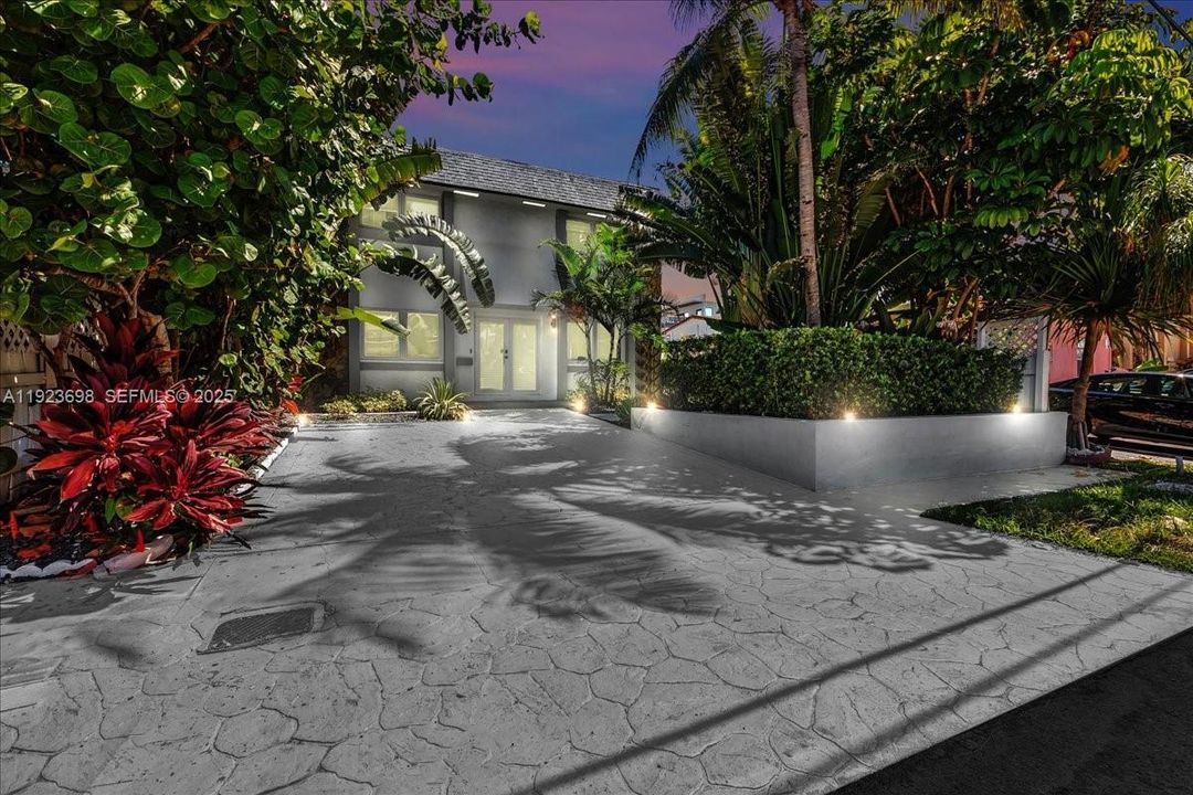 For Rent: $6,480 (4 beds, 3 baths, 2100 Square Feet)