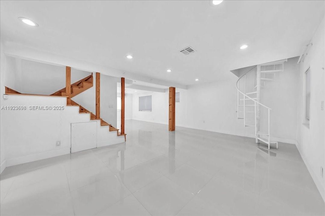 For Rent: $6,480 (4 beds, 3 baths, 2100 Square Feet)