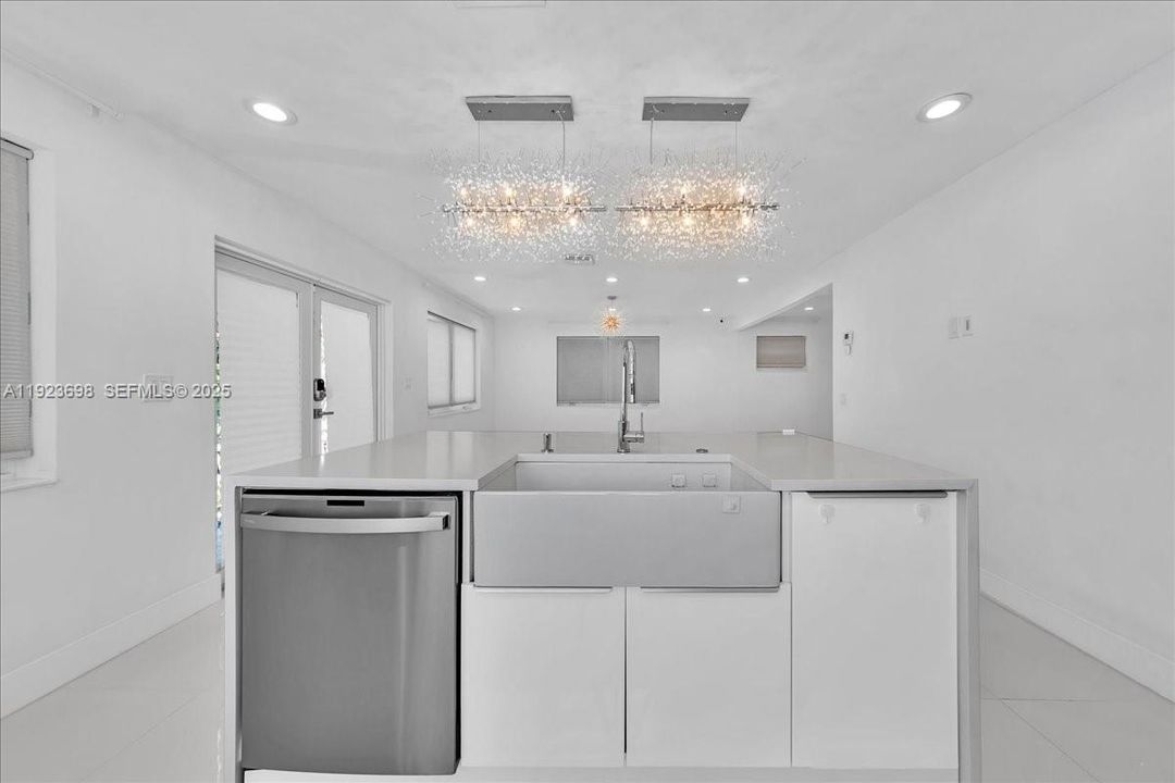 For Rent: $6,480 (4 beds, 3 baths, 2100 Square Feet)