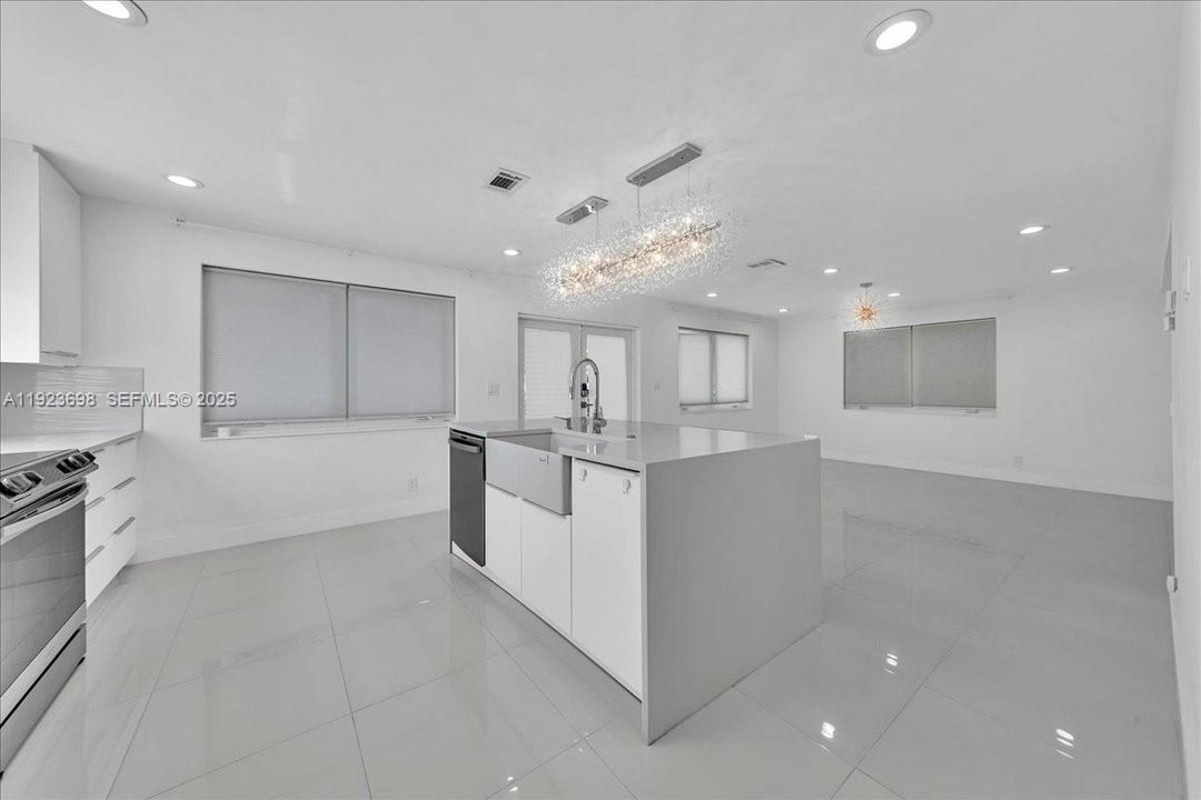 For Rent: $6,480 (4 beds, 3 baths, 2100 Square Feet)