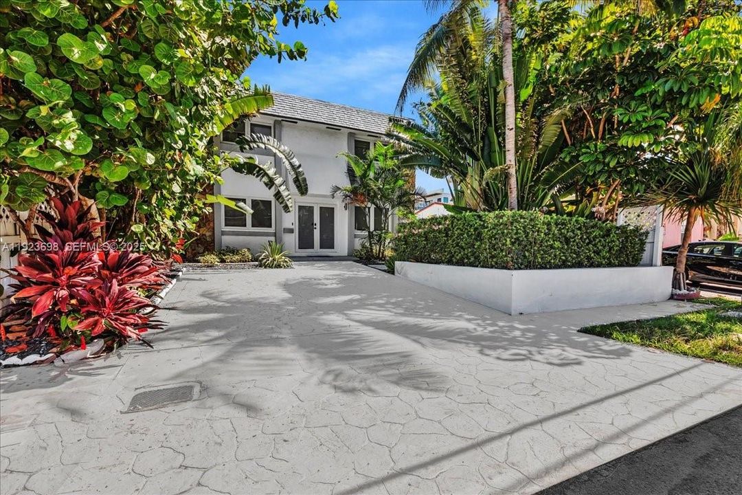 For Rent: $6,480 (4 beds, 3 baths, 2100 Square Feet)