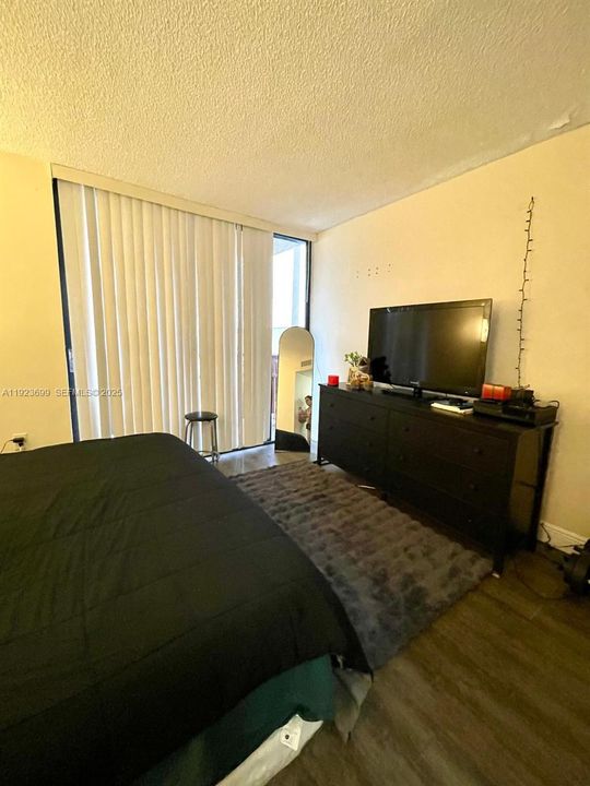 For Rent: $2,200 (3 beds, 2 baths, 1202 Square Feet)