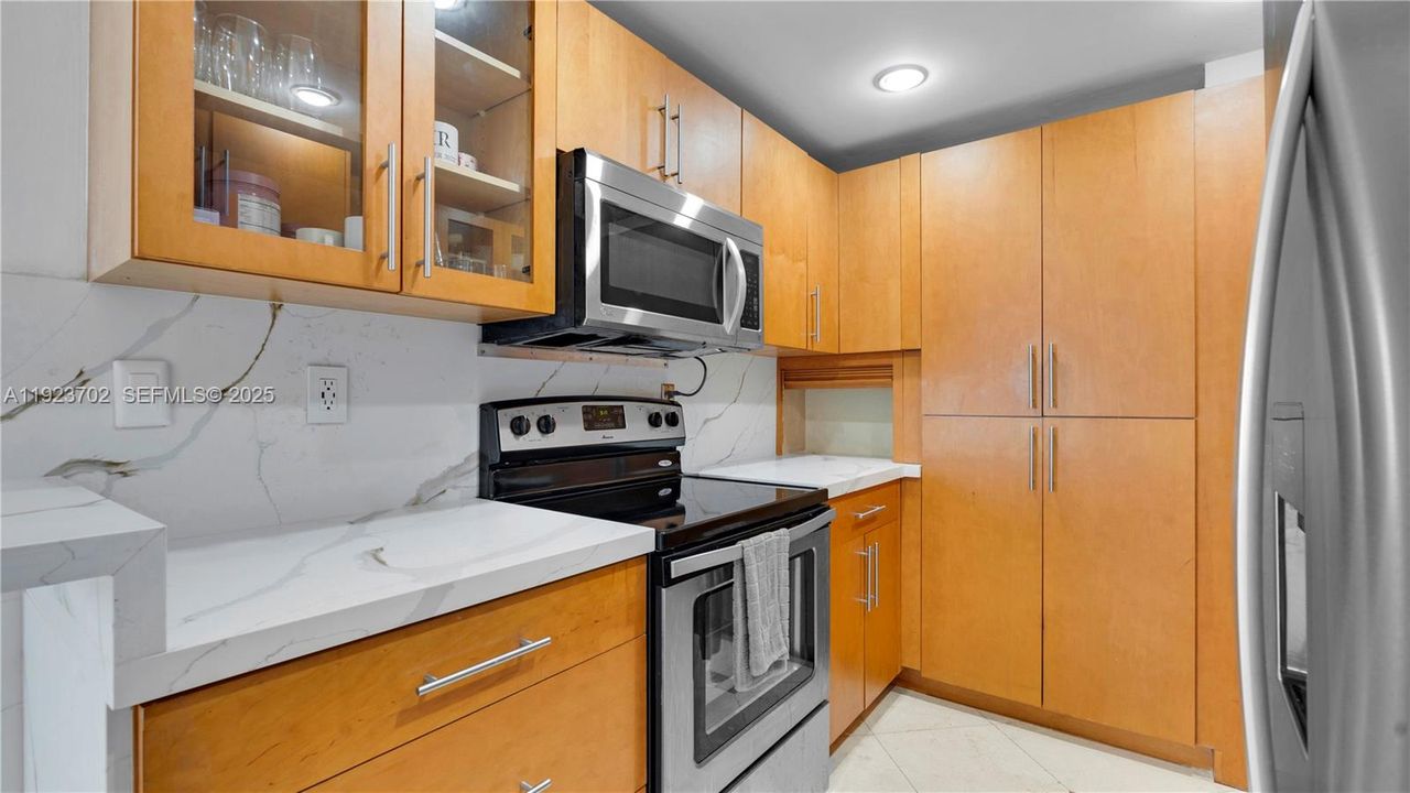 For Sale: $185,000 (1 beds, 1 baths, 861 Square Feet)