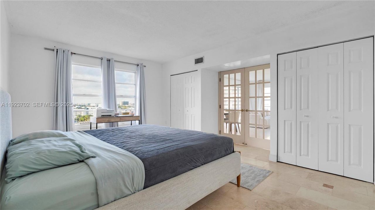 For Sale: $185,000 (1 beds, 1 baths, 861 Square Feet)