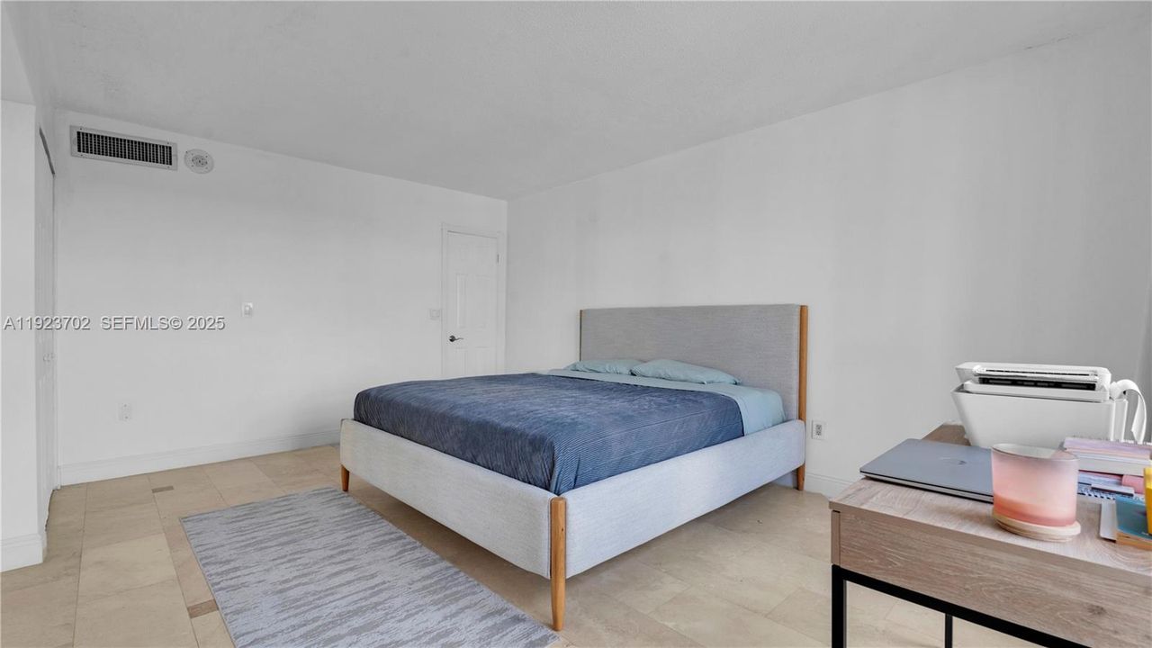 For Sale: $185,000 (1 beds, 1 baths, 861 Square Feet)