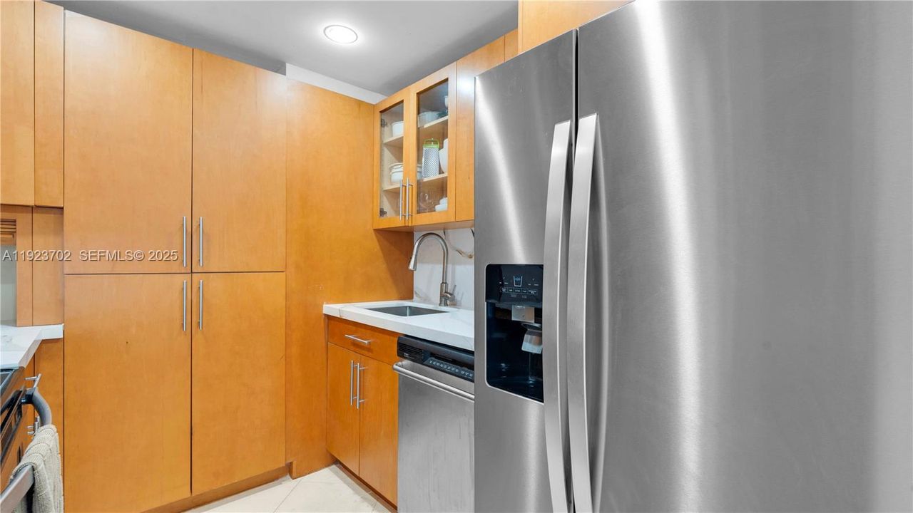 For Sale: $185,000 (1 beds, 1 baths, 861 Square Feet)