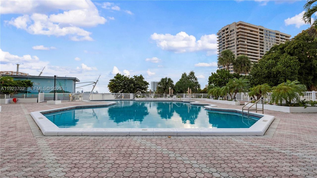 For Sale: $185,000 (1 beds, 1 baths, 861 Square Feet)