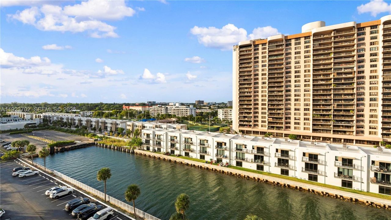 For Sale: $185,000 (1 beds, 1 baths, 861 Square Feet)