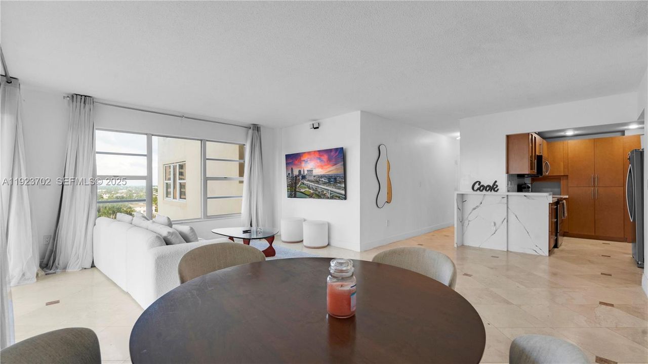 For Sale: $185,000 (1 beds, 1 baths, 861 Square Feet)