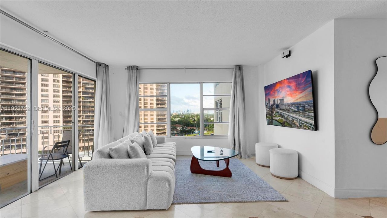 For Sale: $185,000 (1 beds, 1 baths, 861 Square Feet)