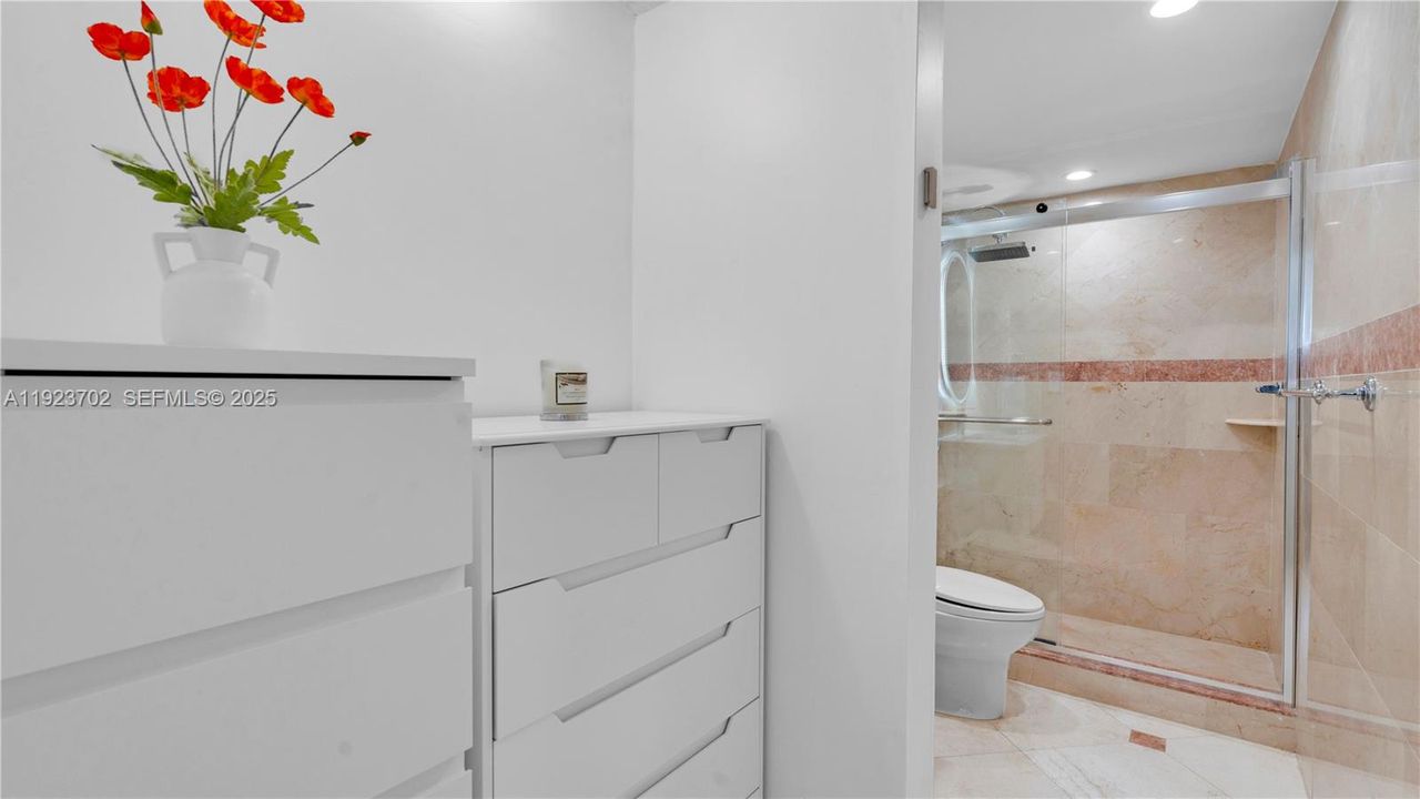 For Sale: $185,000 (1 beds, 1 baths, 861 Square Feet)