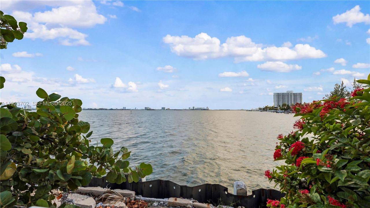 For Sale: $185,000 (1 beds, 1 baths, 861 Square Feet)