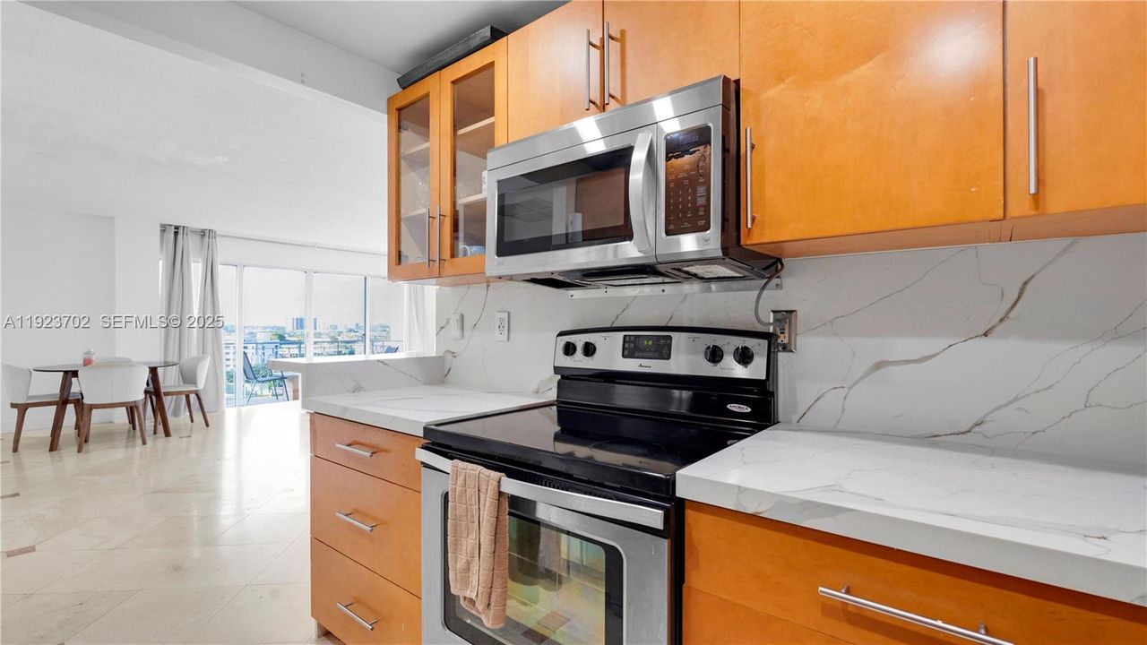 For Sale: $185,000 (1 beds, 1 baths, 861 Square Feet)