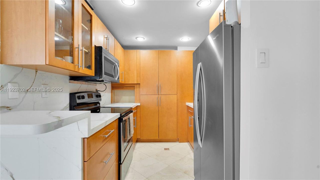 For Sale: $185,000 (1 beds, 1 baths, 861 Square Feet)