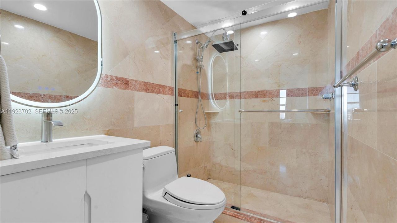 For Sale: $185,000 (1 beds, 1 baths, 861 Square Feet)