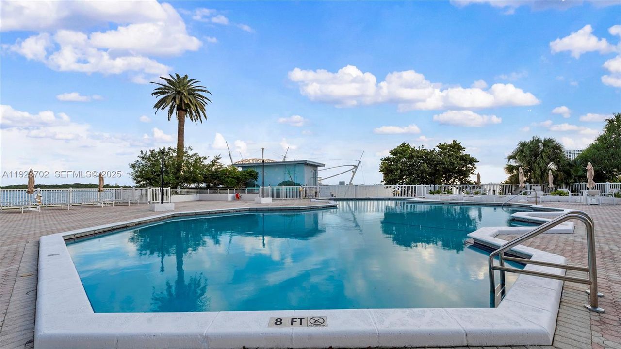 For Sale: $185,000 (1 beds, 1 baths, 861 Square Feet)