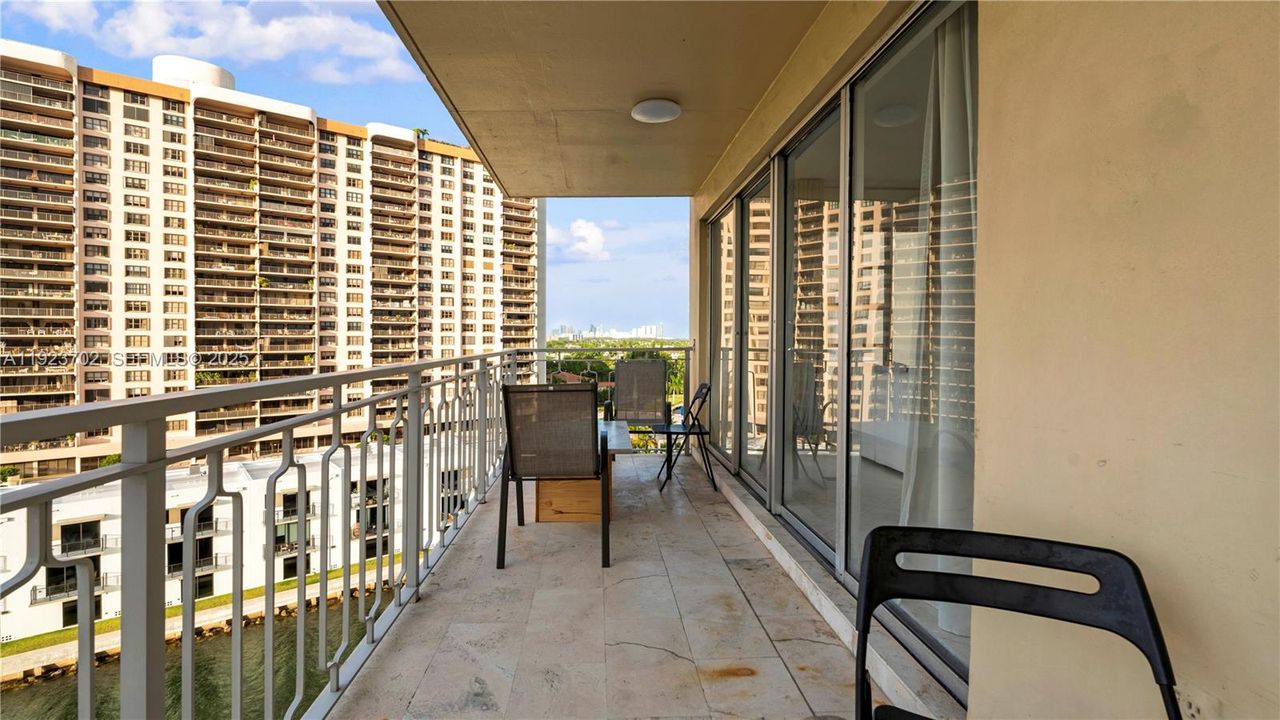 For Sale: $185,000 (1 beds, 1 baths, 861 Square Feet)