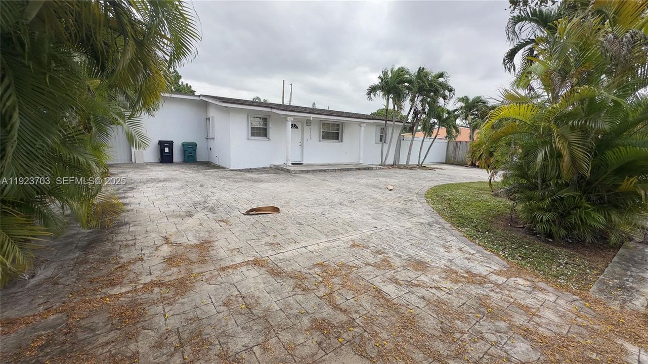For Sale: $780,000 (5 beds, 3 baths, 1782 Square Feet)