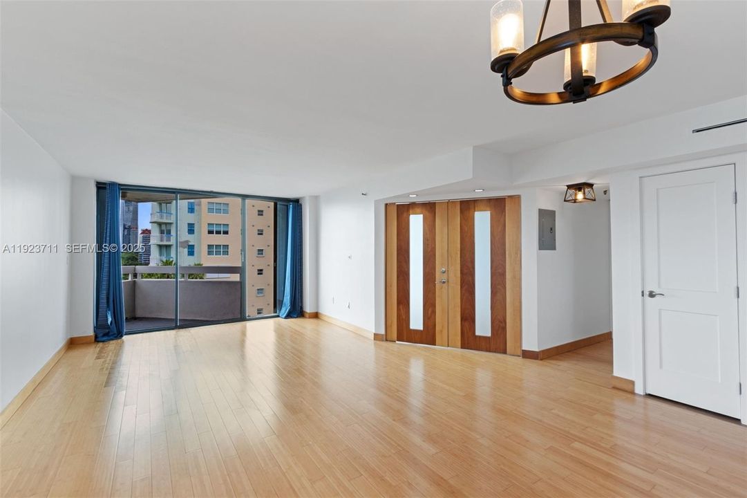 Под контрактом: $3,400 (2 спален, 2 ванн, 1145 Квадратных фут)