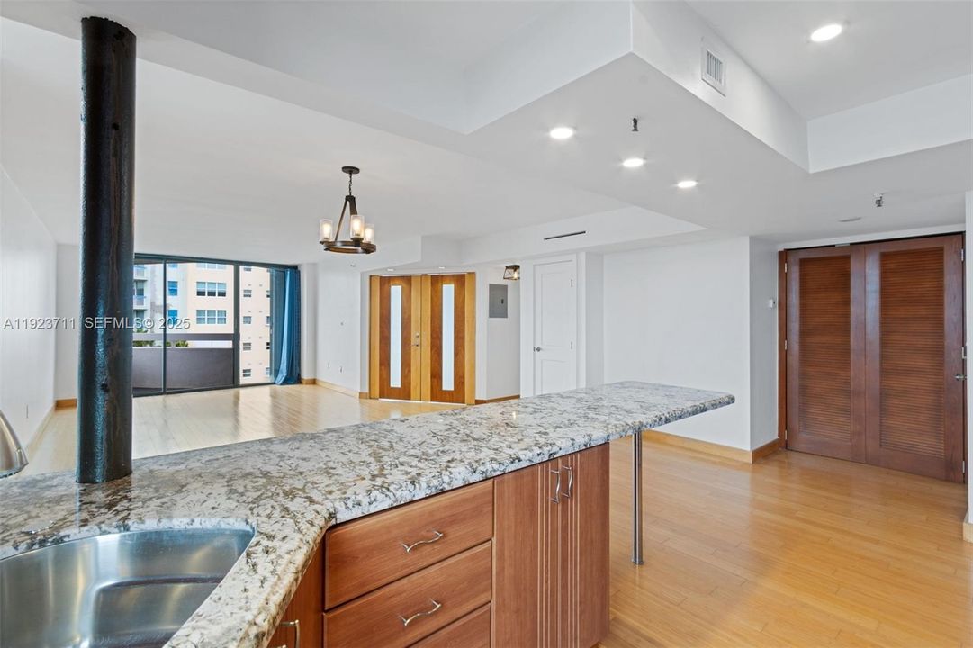 Под контрактом: $3,400 (2 спален, 2 ванн, 1145 Квадратных фут)