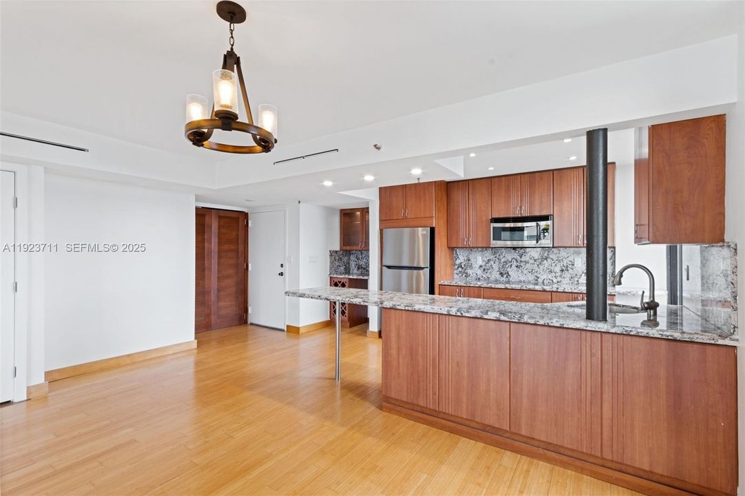 Под контрактом: $3,400 (2 спален, 2 ванн, 1145 Квадратных фут)